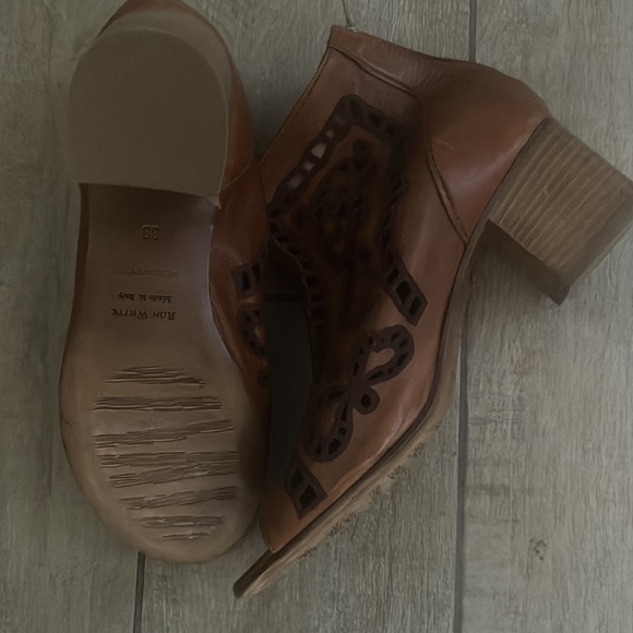 RON WHITE Laser Cut Leather Open Toe Bootie EUC - Picture 5 of 5